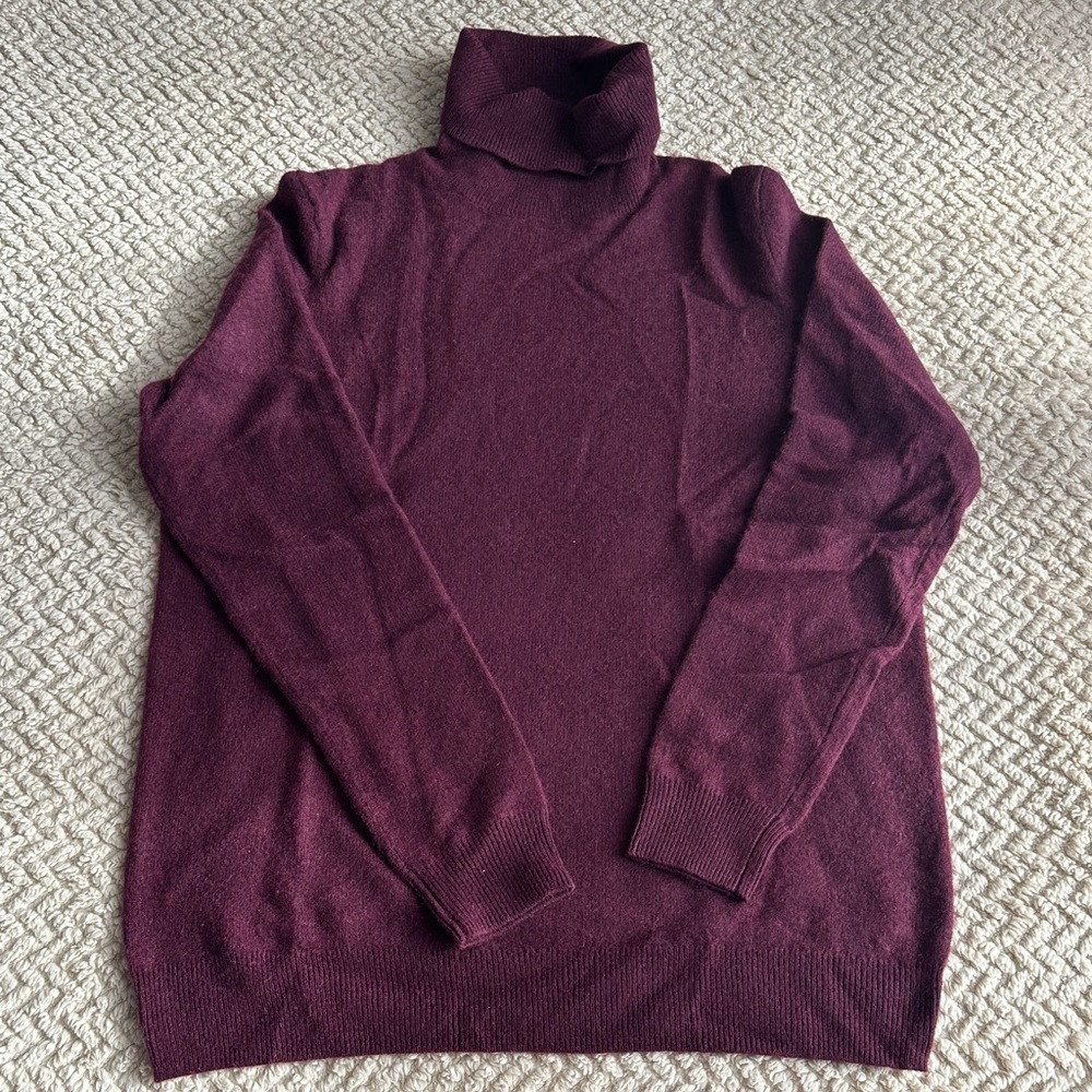Bloomingdale's Cashmere soft Deep Burgundy Turtleneck Sweater